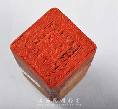 清末至民國初期福建錢莊業木質章戳1枚，其上有“太公立九府，上林三官，行之曰布，流之曰泉，取之無盡，用之不竭”之古文及蝴蝶花飾等，此種章戳乃專用于民間錢票之上，存世極為罕見；香港集趣堂藏品，刻工精湛，保存甚佳，敬請預覽