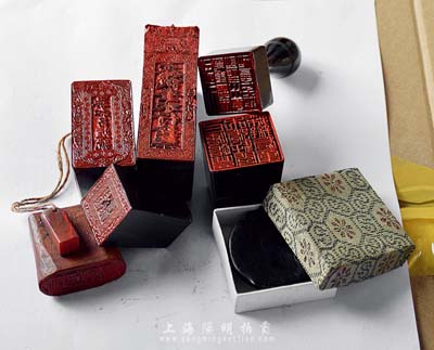 清代至民國時期福建省各商號、洋行木質、牛角質等印章共7枚不同（另附老墨1塊），詳分：“鴻昌洋行”、“泰和昌煙號”、“鑫誠奎木行發票”、“上海恒豐木號駐閩采辦處章”、“株式會社極木駐福州辦事處之印”等；其中1枚“胡國華印”小私章或為雞血石材質，尤為值得珍視；源于香港集趣堂之典藏，大部分刻工精湛，保存甚佳，敬請預覽