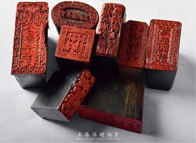 清代至民國時期各省錢莊、商號木質(zhì)、牛角質(zhì)印章共8枚不同，詳分：“浙省·公昌過塘行”、“哈濱·德興長記”、“保安·廣順錢局”、“饒陽南呂漢鎮(zhèn)·寶聚源潤記”、“晉商醋坊·萬盛興號”、“張垣元順公造煙·一品清香上谷郡”、“瀏邑萬家坡·彭萬瑞”、“華東行上海分行”等，源于香港集趣堂之典藏，且刻工精湛、保存甚佳，敬請預(yù)覽