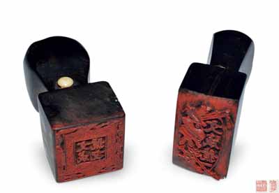 清末“文成號（記）”牛角印章一對共2枚不同，均上刻暗八仙圖，刻工精湛；此二章或屬老北京之錢票專用章，其中1枚屬蓋右下角之店號名章、另1枚屬蓋左上邊之抬頭章；劉文和先生藏品，保存甚佳，敬請預覽