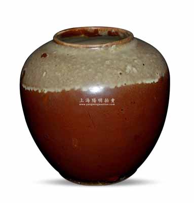1938年滿洲中央銀行大樓“落成紀念”醬釉陶罐1個，高約115mm，其底部有“落成紀念”字樣和滿洲中央銀行行徽標志；劉文和先生藏品，保存完好，敬請預覽
