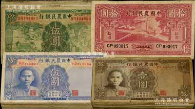 中國農民銀行紙幣共140枚，詳分：1935年德納羅版伍圓10枚，1940年德納羅版壹圓99枚、伍圓30枚，1940年大業版拾圓1枚，五至七五成新，敬請預覽