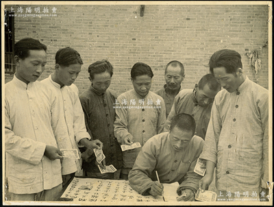 1951年抗美援朝時期“人民捐獻飛機大炮，打敗美國強盜”歷史老照片1張，尺寸215×163mm，其上人民所捐之人民幣多為“第一版人民幣雙馬耕地壹萬圓券”，極富時代之印象；保存較佳，敬請預覽