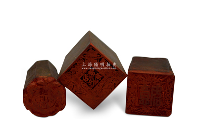 清末民初錢莊或商號木質印章共3枚不同，內含“福升商店”、“如意”和“煥”梅蘭竹菊章各1枚，均刻工精湛；資深藏家出品，保存甚佳，敬請預覽