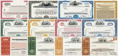 1969至1988年（美國）可口可樂公司股票、債券樣本共12種不同全套，其中：10種為股票，圖案或顏色等各異，發行地分紐約、邁阿密等，面額或空白、或定額100股、或限定100股以內、10萬股以內等；債券2種，1977年版未填面額、1988年版面額5000美元；源于美國印鈔廠檔案，雕刻版印刷極其精致；海外藏家出品，成套者甚是難得，全新