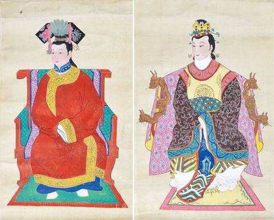 早期“滿、漢仕女”祖宗畫一對2幅，無落款、題字，絹本老裱，用真金粉勾線，神態自若、栩栩如生，保存尚佳，敬請預覽