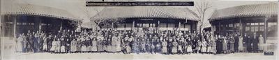 1932年“中華民國二十一年一月元旦國立北平大學俄文法政學院國難講演會紀念”歷史老照片一張，長達約1米，保存甚佳，敬請預覽
