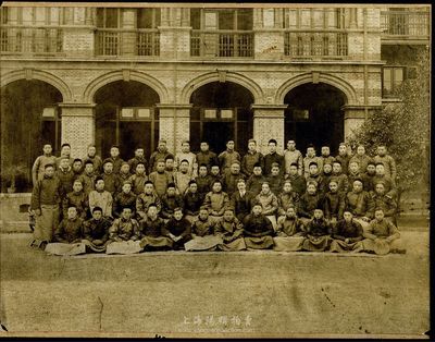 清代癸卯元旦（1903年）“英商怡和洋行駐滬留念·總買辦唐（廷樞）鐫全體同幹”歷史老照片一張，少見，尺寸27.3×21.2cm，保存較佳，敬請預覽