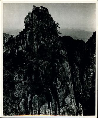 民國時期尹福康攝“黃山”老照片一張，尺寸25.2×30.3cm，背有尹福康手寫注釋及簽名，保存較佳，敬請預覽