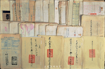 1953年中國人民銀行貴定中心支行檔案資料一批約數(shù)十份不等，內(nèi)含：業(yè)務(wù)總結(jié)報(bào)告、工作計(jì)劃、農(nóng)貸情況、貸款報(bào)告、工作小結(jié)、借款申請書、公函等；另有6份為抄送人行的貴定縣信用合作社檔案，內(nèi)中提及合作社股份、股金、業(yè)務(wù)及印模圖案等，對研究信用合作社股份制度頗有裨益；內(nèi)容豐富，無法細(xì)述，保存尚佳，敬請預(yù)覽