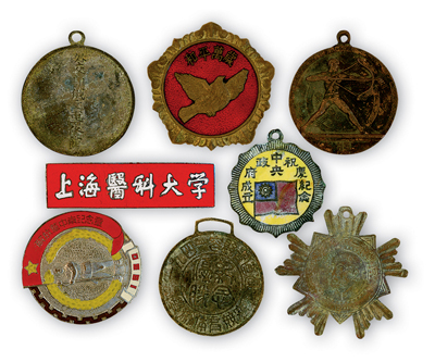 民國(guó)、新中國(guó)徽章共8枚不同，詳分：“1946年蔣中正贈(zèng)·臺(tái)灣省第一屆運(yùn)動(dòng)會(huì)紀(jì)念”章、“外交部俄文專修館·畢業(yè)紀(jì)念”章、“1941容縣青運(yùn)週·學(xué)術(shù)體育競(jìng)賽優(yōu)勝紀(jì)念”章、“中央政府成立祝慶紀(jì)念”章、“第七屆全國(guó)運(yùn)動(dòng)大會(huì)第四名”獎(jiǎng)?wù)隆?950年中南軍政委員會(huì)頒發(fā)“解放華中南紀(jì)念章”、1953年“抗美援朝紀(jì)念·和平鴿章”、上海醫(yī)科大學(xué)校徽，保存尚佳，敬請(qǐng)預(yù)覽