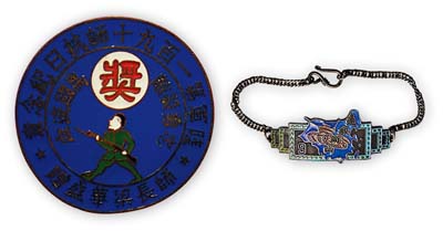 抗戰獎章等2種，詳分：“陸軍裝甲兵學校軍官訓練班第九期”手鏈1條，上有“還我河山”字樣；“陸軍第一百九十師抗日紀念章·師長梁華盛贈”1枚，上有“忠勇殺敵、為國流血”和“獎”字，該師官兵衣袖均繡有“忠勇”兩字，號稱“忠勇師”，1938年赴江西參加南潯線對日作戰，奉命防守德安、星子一帶，保衛九江，側應武漢，曾給日軍沉重打擊，據當時東京電臺著名心戰廣播員“東京玫瑰”播稱：“日軍最怕的
