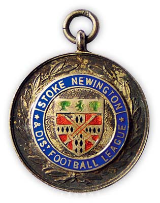 英國早期“Stoke Newington Football League”(斯托克紐因頓足球聯(lián)賽)琺瑯彩銀質(zhì)章1枚，保存甚佳，敬請預(yù)覽