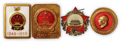 五十年代初“1949-1959”國徽和平鴿圖徽章1枚、“國慶紀念”紀念章1枚、“1949-1954”國徽紀念章1枚、1951年中央訪問團贈“毛主席像章”1枚，共計4枚不同，保存甚佳，敬請預覽