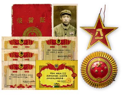 公安部隊文獻等一組10件，詳分：1961年黑龍江省公安廳人民武裝警察總隊頒發“榮譽證”1本；1963至1966年“五好戰士”喜報共6張不同；“八一”、“五星”帽徽2枚；軍人老照片1張，保存尚佳，敬請預覽