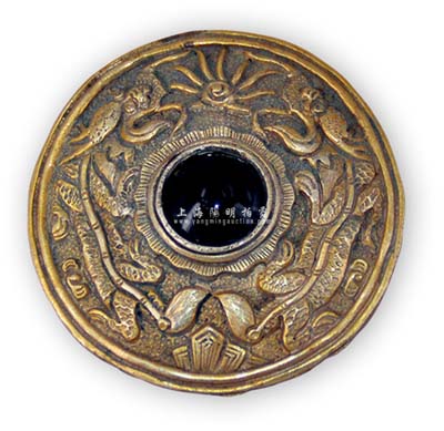 清代“新軍軍官”帽徽1枚，上為紅寶石雙龍戲珠圖案，保存甚佳，敬請預覽