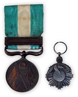 清代日軍侵華紀念章2枚，詳分：“征臺紀念章”，此為甲午戰爭后日本侵占臺灣之罪證；“明治二十七、八年·從軍記章”，此章頒發給所有參加過甲午戰爭的日本軍人，是特意用從中國繳獲的大炮上的銅件熔化后鑄造的從軍記章，值得深思和鞭策；保存甚佳，敬請預覽