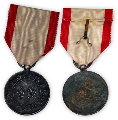 光緒年“吉林將軍達·勛章”1枚，銀質，背刻有“方天佑”名；吉林將軍，全稱“鎮守吉林烏拉等處將軍”，為清朝從一品武職，至1907年設置吉林行省時裁撤；達，乃指滿人達桂將軍，同年遭御史趙啟霖彈劾而革職；少見且保存甚佳，敬請預覽