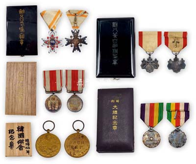 日本勛章、紀念章共5種不同，詳分：明治四十三年（1910年）韓國併合紀念章1枚；大正四年（1915年）十一月大禮記念章1枚；昭和三年（1928年）十一月大禮記念章1枚；勛五等瑞寶勛章1枚，銀質鑲琺瑯；勛八等白色桐葉銀章1枚；日本回流品，均附帶有原盒，保存極佳，敬請預覽