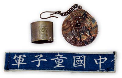 民國時期“中國童子軍”歷史實物共3件，詳分：“中國童子軍總會頒”獅頭銀章、布制佩條、“智仁勇”紀念戒指各1枚，均保存甚佳，敬請預覽