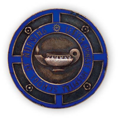 1942年（上海）“Lester Chinese Hospital School of Nursing”（萊斯特中國醫學院護理學院）銀質校徽1枚，背刻“張文寶”姓名和“裘天寶”款；少見且保存尚佳，敬請預覽