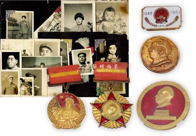 解放初期徽章共5枚，詳分：1950年“華北解放紀念”章1枚；1951年中國人民政治協商會議·全國委員會贈毛主席像“抗美援朝紀念”章1枚；中國人民志愿軍第二十軍贈“毛主席像章”1枚；1956年中央代表團贈“毛主席紀念章”1枚；“1949-1961國徽”章1枚；其中兩枚已評級，另附志愿軍赴朝留影及其家屬等歷史老照片21張，保存甚佳，敬請預覽