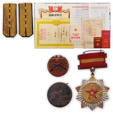 中國人民解放軍證書、徽章等共16件，詳分：1950年華東軍區海軍政治部頒發“功勞證”1本；1951年華東軍區海軍司令部、政治部“獎狀”1張；1953年華東軍區海軍速戰中學政治處“修業證書”1張；1956年“解放獎章證書”1本；1956年上海市人民政府勞動就業委員會“失業人員登記證”1本；1958年預備役軍官“兵役證”1本；1958年退職證明書及批準證明信函各1張、申請享受中小灶