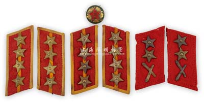 1955年中國人民解放軍大尉領章2對、炮兵中士領章1對、帽徽1件，合計共7個，保存尚佳，敬請預覽