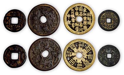大中型花錢4種，詳分：“諸神廻避”背龍虎圖、二十局名背八卦圖、“常平五銖”背日月七星圖、“福如東?！北锄Q鹿長春圖各1枚，保存尚佳，敬請預(yù)覽