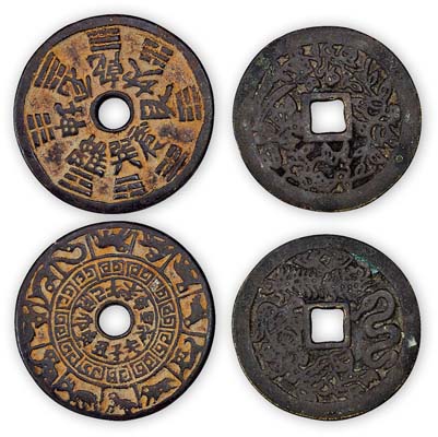 大型花錢(qián)2種，詳分：八卦圖背十二生肖圖、龍鳳花葉紋飾圖各1枚，保存尚佳，敬請(qǐng)預(yù)覽