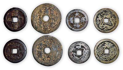 花錢(qián)4種，詳分：“當(dāng)朝一品”背龍鳳蝠鹿圖、“夫婦齊眉”背龍鳳圖、“日”字龍鳳圖、“諸神廻避”背符咒文字各1枚，保存尚佳，敬請(qǐng)預(yù)覽
