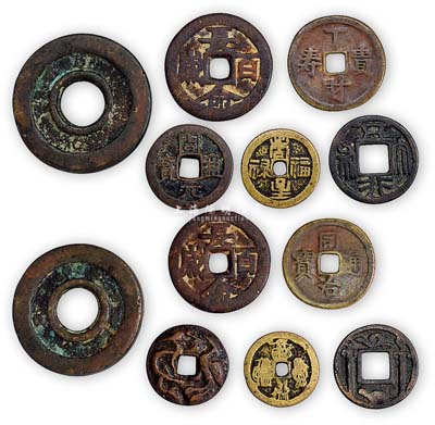 古代花錢(qián)6種，詳分：“五行大布”背龜蛇雙劍圖、“周元通寶”背龍鳳圖、“同治通寶”背“丁財(cái)貴壽”、“長(zhǎng)命百歲”合背、“福祿壽喜”、大型圓孔符號(hào)錢(qián)各1枚，保存尚佳，敬請(qǐng)預(yù)覽