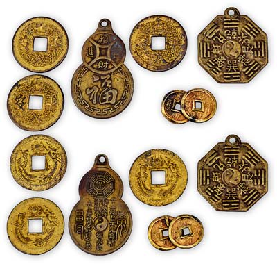 廣東機(jī)制吉語(yǔ)花錢(qián)一組共6枚，詳分：“出入平安”3枚；“招財(cái)進(jìn)寶”連體1枚；辟邪八卦2種；均保存尚佳，敬請(qǐng)預(yù)覽