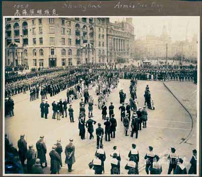 1928年上海英租界外灘“停戰紀念日游行”（1928 Shanghai Armistice Day）歷史老照片一張，尺寸281×230mm，背面書有英文說明；英國藏家出品，罕見且保存極佳，敬請預覽