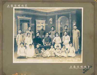 民國時期（上海）“家庭合影”一張，尺寸285×228mm，由上海邑廟品芳照相館拍攝，保存甚佳，敬請預覽