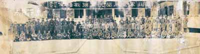 民國卅六年（1947年）“華北軍需同學元旦聯歡紀念”歷史老照片1張，拍攝于北平，尺寸700×195mm；軍需學校，乃1912年由南京臨時政府所創設，后遷北京，至1928年12月又遷南京，改隸軍政部，成為國民革命軍培訓各級軍需人員的中心，后由蔣介石兼任校長；香港藏家出品，少見，保存尚可，敬請預覽