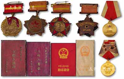 解放初期獎(jiǎng)?wù)禄照鹿?種，詳分：1950年“華北解放紀(jì)念”章1枚；1951年中國(guó)人民政治協(xié)商會(huì)議全國(guó)委員會(huì)贈(zèng)“抗美援朝紀(jì)念”章1枚；1954年“全國(guó)人民慰問人民解放軍代表團(tuán)”紀(jì)念章1枚；1955年“中華人民共和國(guó)解放獎(jiǎng)?wù)隆?枚，帶原封套；另附1957年中華人民共和國(guó)勛章證書1本、1955年和1960年遼源市衛(wèi)生局工作人員證共2本，均由河北深澤籍楊森氏所執(zhí)有；保存尚佳，敬請(qǐng)預(yù)覽