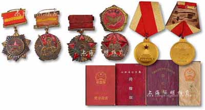 解放初期獎(jiǎng)?wù)禄照鹿?種，詳分：1950年“華北解放紀(jì)念”徽章1枚；1951年中國(guó)人民政治協(xié)商會(huì)議全國(guó)委員會(huì)贈(zèng)“抗美援朝紀(jì)念”章1枚；1953年中國(guó)人民赴朝慰問團(tuán)贈(zèng)“和平萬(wàn)歲”抗美援朝紀(jì)念章1枚；1954年“全國(guó)人民慰問人民解放軍代表團(tuán)”紀(jì)念章1枚；1955年“中華人民共和國(guó)解放獎(jiǎng)?wù)隆?枚，帶原封套；1955年“中華人民共和國(guó)鐵道部贈(zèng)”紀(jì)念章1枚；另附1956年中華人民共和國(guó)獎(jiǎng)?wù)? title=
