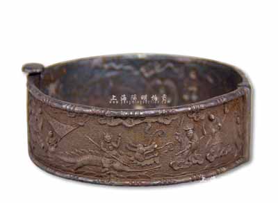 清代（廣東）竹節(jié)紋八仙過海銀手鐲1只，圖案生動(dòng)形象，保存甚佳，敬請(qǐng)預(yù)覽