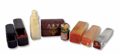 印章5枚，材質(zhì)各異，其中1枚附有原盒；另附帶牛角、紅木質(zhì)印章空盒2個(gè)，保存甚佳，敬請預(yù)覽