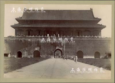 清代“北京正陽門”蛋白照片1張，尺寸216×155mm，昔年由洋人所拍攝，背面鉛筆書寫有英文，品相極佳，敬請預覽