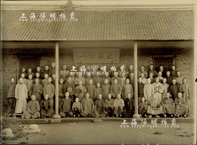 清代1907年“正道惟一”（即一貫道）教民合影歷史老照片1張，尺寸247×180mm，背面有英文記錄；此種教派老照片存世頗為稀見，保存甚佳，敬請預覽
