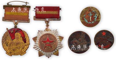 解放初期紀念章5種，詳分：1949年中國人民解放軍華東軍區頒發“淮海戰役紀念”章、“渡江勝利紀念”章各1枚；1950年華北解放紀念章1枚；1950年中國人民解放軍鐵道兵團紀念章1枚；1954年“全國人民慰問人民解放軍代表團贈”紀念章1枚；均保存尚佳，敬請預覽