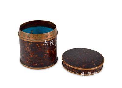 民國(guó)卅一年七月（1942年）景泰藍(lán)刻花銅質(zhì)“香煙罐”一個(gè)，罐口處刻有“華北郵政人壽保險(xiǎn)創(chuàng)辦紀(jì)念”字樣，少見(jiàn)且適合于保險(xiǎn)系列之實(shí)物展覽；源于前輩藏家出品，保存尚佳，敬請(qǐng)預(yù)覽