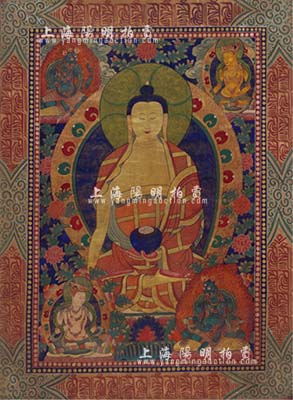 早期布本彩繪大日如來唐卡一件，尺寸1017×1398mm；此幅唐卡棉布為底，以礦物顏料繪制，主體為釋迦牟尼結跏坐像，佛像金身，著紅色底金色紋樣袈裟；唐卡背面有朱砂手印一雙，及藏語經文；保存較好，敬請預覽