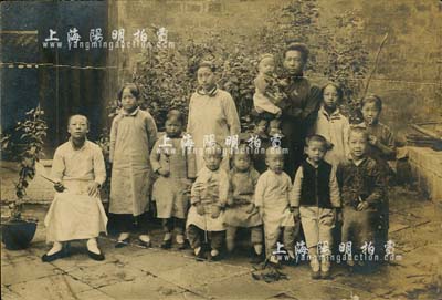 民國四年（1915年）“京兆孤兒院”歷史老照片1張，尺寸145×98mm，背有題字；保存甚可，敬請預覽