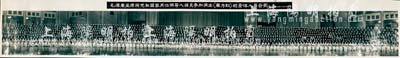 1964年10月16日“毛澤東主席同黨和國(guó)家其他領(lǐng)導(dǎo)人接見(jiàn)參加演出《東方紅》的全體人員合影”長(zhǎng)卷歷史老照片1張，尺寸1415×200mm，此乃毛澤東、朱德、劉少奇、周恩來(lái)、董必武、鄧小平等黨和國(guó)家領(lǐng)導(dǎo)人在北京人民大會(huì)堂與參加演出大型音樂(lè)舞蹈史詩(shī)《東方紅》的3700多名演職人員之紀(jì)念合影，其拍攝人物之多，令人嘆為觀止；少見(jiàn)且歷史意義重大，保存甚佳，附帶原盒，敬請(qǐng)預(yù)覽