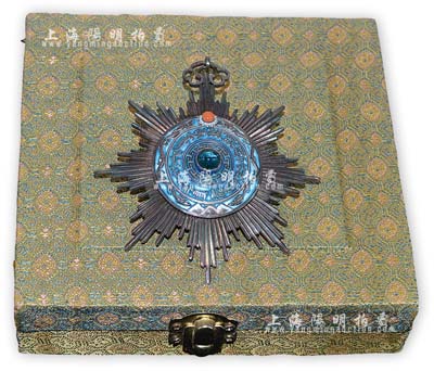 清代御賜“雙龍寶星”三等小型勛章1枚，銀鎏金嵌琺瑯、鑲珊瑚及海藍(lán)寶石，制造精美，乃中國近代第一枚勛章；保存極佳，敬請(qǐng)預(yù)覽