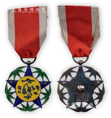 北洋政府時(shí)期內(nèi)務(wù)部庶務(wù)司制“三等二級(jí)警察獎(jiǎng)?wù)隆?枚，銀質(zhì)琺瑯彩，圖案美觀，少見且保存極佳，敬請(qǐng)預(yù)覽