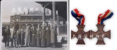 1936年晉綏剿匪軍總指揮部贈“綏遠挺戰前線服務紀念”章1枚，上有“民族先鋒”字樣，背面圖案為“陣亡將士紀念碑”，此乃傅作義將軍綏遠抗戰之歷史見證；另附“抗戰綏遠前線工作組”歷史老照片1張；保存尚佳，敬請預覽